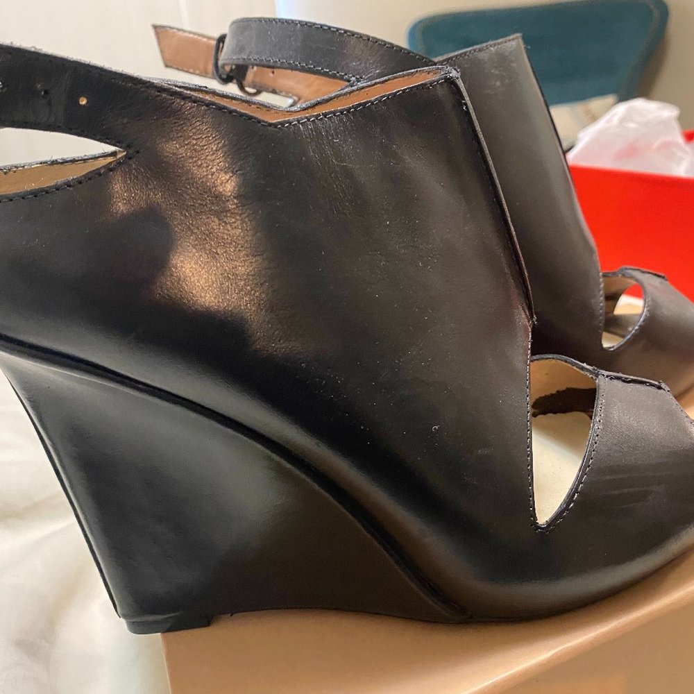 Max Studio Wedge